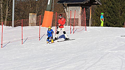Die Hänge am Skigebiet passen für Jung und Alt