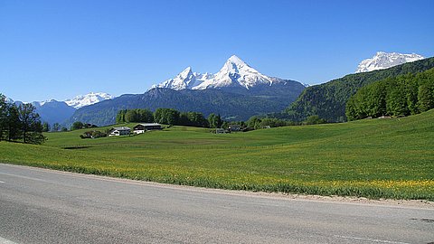 Osterferien, der Watzmann mit Schnee vor grünen Wiesen