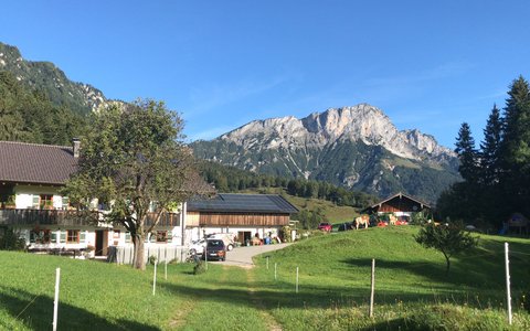 Ferienwohnung Untersbergblick.  Großzügige Ferienwohnung mit traumhaften Bergpanorama in ruhiger Lage