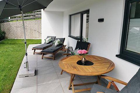 Terrasse mit Sitzgelegenheit und Liegen