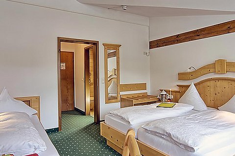 Hotel-Berchtesgaden-Gruenberger-Zimmer-Drei-Betten-001.jpg