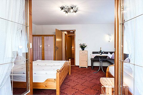Dreibettzimmer-Gaestehaus-Gruenwald-002.jpg