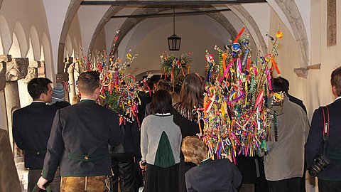 Osterferien, die geschmückten Palmbuschen werden geweiht