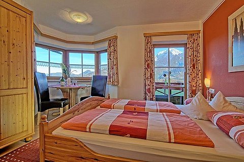 Schlafzimmer mit Erker FeWo Watzmann