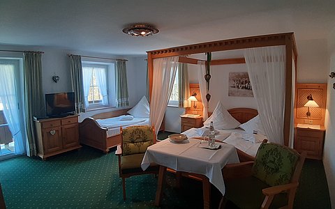 Romantik & Geborgenheit im Himmelbettzimmer