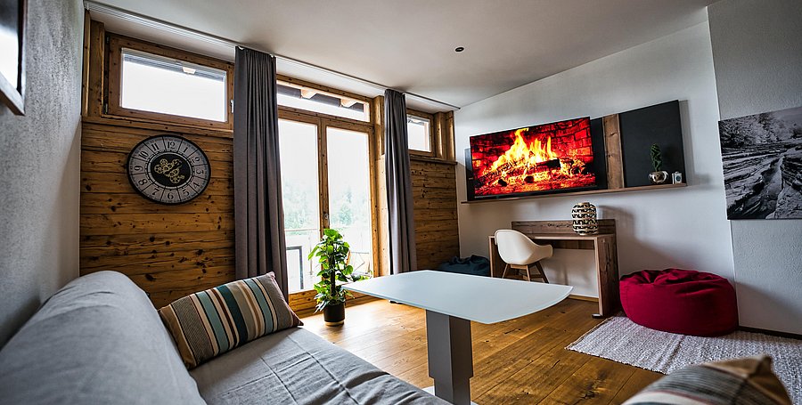 Wohnbereich mit Zugang zum Balkon