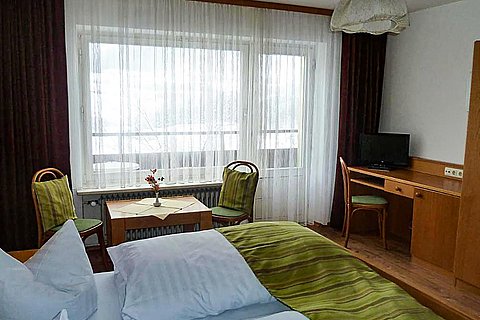 Doppelzimmer-Alpenhotel-Beslhof-Ramsau-Hintersee-01.jpg