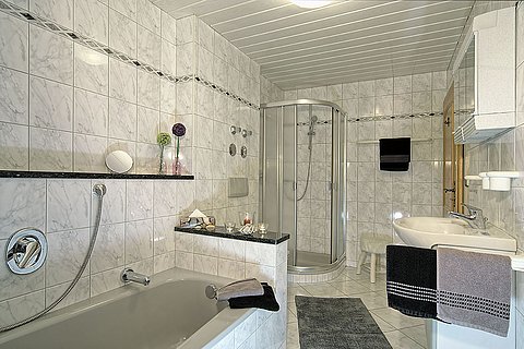 Wohlfühlbad mit Badewanne FeWo Watzmann