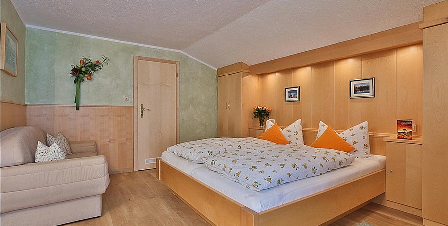 Rauher-Kopf-Mehrbettzimmer-Fruehstueck-Aschbachhof-000.jpg