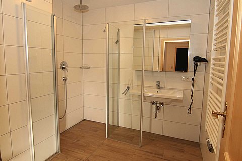 Amerosen-Ferienwohnung-Kehlstein-Bad-Dusche-WC.jpg